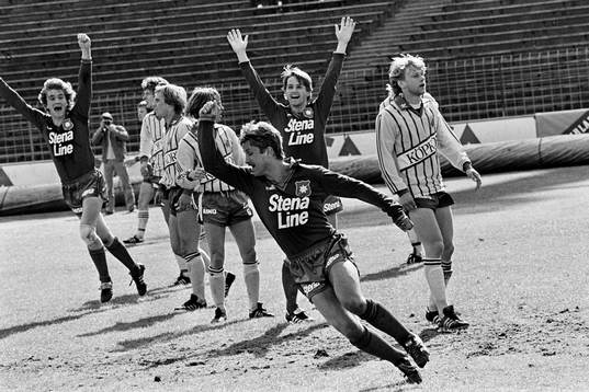 Thomas Larsson och Örgryte jublar