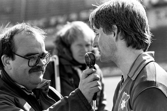 Leif Loket Olsson intervjuar tvåmålsskytten Peter