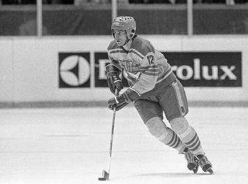 Roland Eriksson med pucken