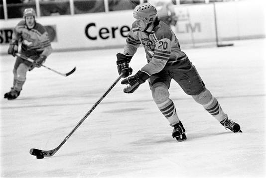 Thomas Steen med pucken