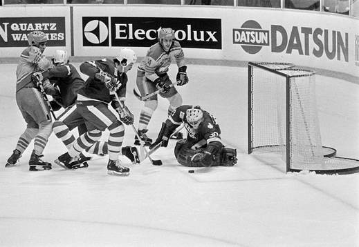 Roland Stoltz framför Philippe Myre, målvakt i Kanada