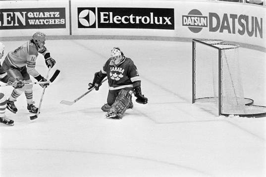 Roland Stoltz framför Philippe Myre, målvakt i Kanada