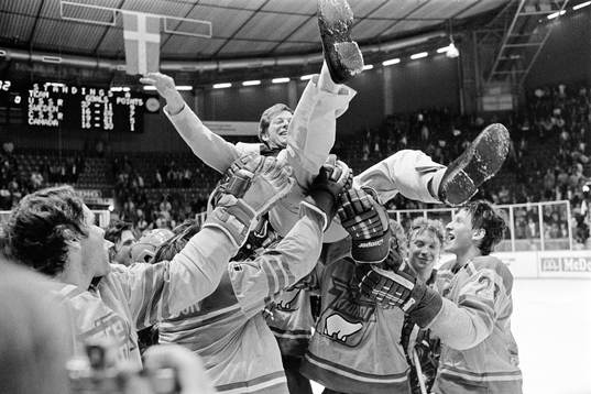 Bengt Ohlson, förbundskapten hissas av spelarna