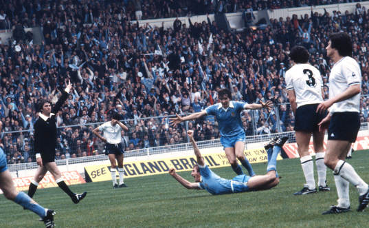 1-0 till Manchester City. Tommy Hutchinson jublar liggande