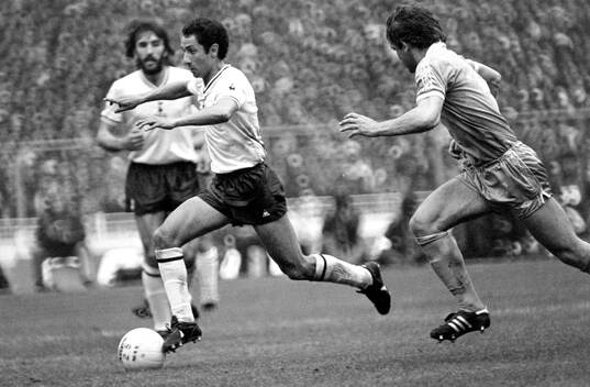Tottenhams Osvaldo Ardiles. In background Ricardo Villa