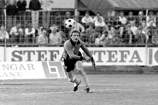 Lars Jansson, målvakt i Hässleholm kastar ut bollen