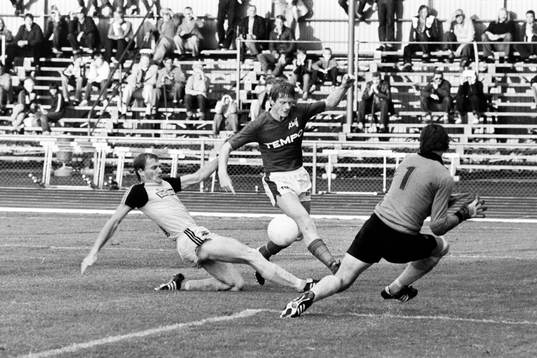 Karlskronas Bertil Lindström mellan Bengt Ivarsson och