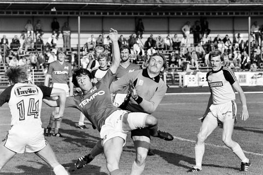 Karlskronas Steve Gardner framför Lars Jansson, målvakt i