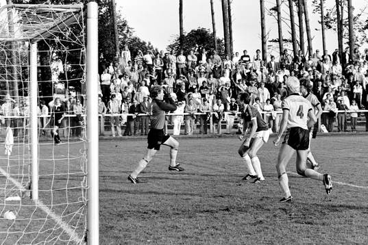 Mjällbys målvakt Leif Persson med bollen i säkert förvar