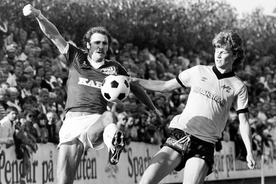 Mjällbys Mats Lindwall till höger i kamp om bollen