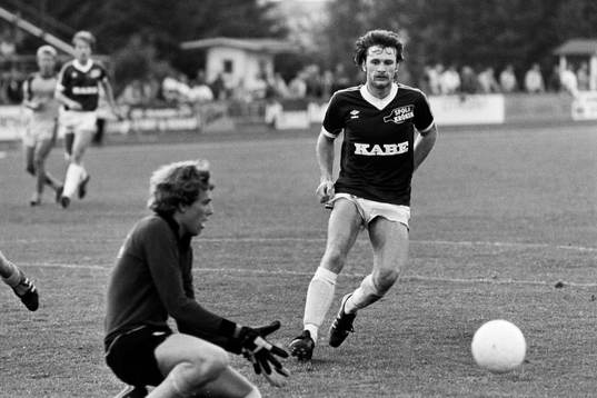 Gary Watson, Jönköping framför hässleholms målvakt Bo