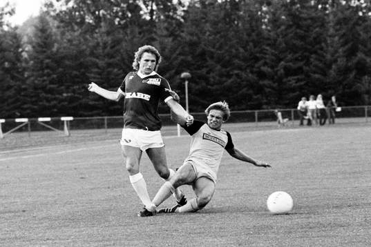 Hässleholms Bo Eriksson med en glidtackling