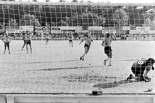 Kenny Andrén, Häcke slår in 0-2 på en straff bakom