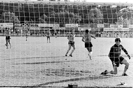 Kenny Andrén, Häcke slår in 0-2 på en straff bakom