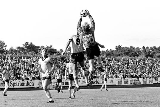 Häckens målvakt Mats Johansson greppar bollen framför