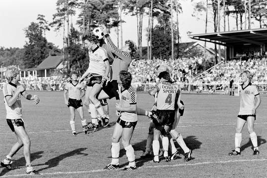 Häckens målvakt Mats Johansson greppar bollen framför
