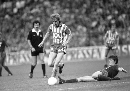 Jerry Carlsson, Göteborg undviker en glidtackling från
