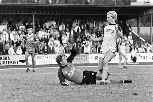 Hässleholms Dan Granqvist framför mjällbys målvakt Leif