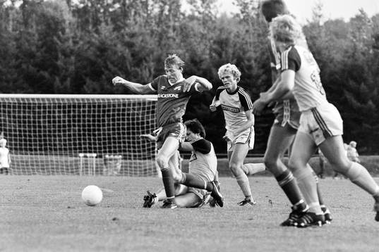Mjällbys Peter Stridfeldt med bollen uppvaktas av