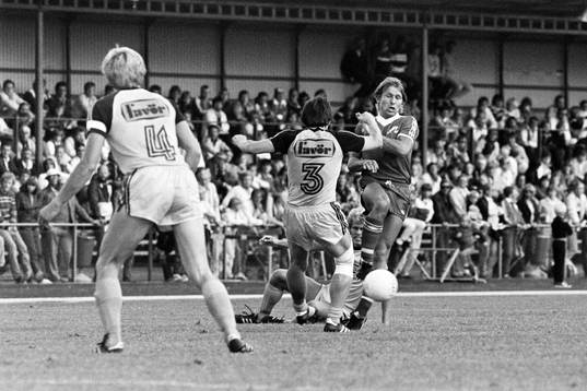 Hässleholms Conny Andersson stoppar mjällbys Bo Andersson