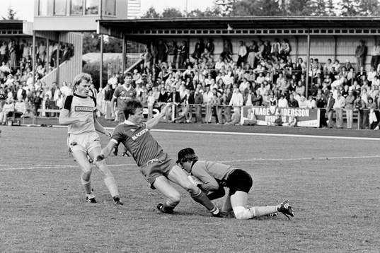 Mjällbys Peter Stridfeldt framför hässleholms målvakt