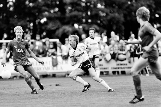 Andreas Ravelli, Öster till vänster i bilden