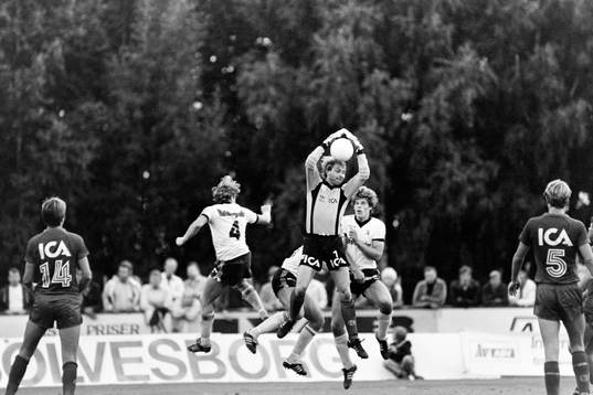 Thomas Ravelli, målvakt i Öster greppar bollen