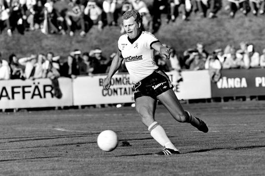 Mikael Persson, Bromölla med bollen