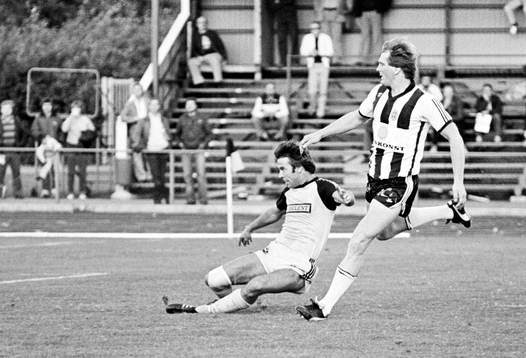 Sonny Johansson, Landskrona med bollen uppvaktas av