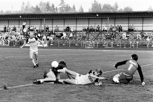 Bo Eriksson, Hässleholm framför malmös målvakt Anders