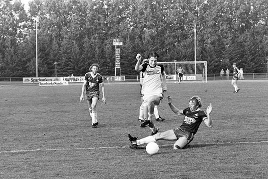 Hässleholms Vladimir Vondra tar sig förbi en malmöspelare