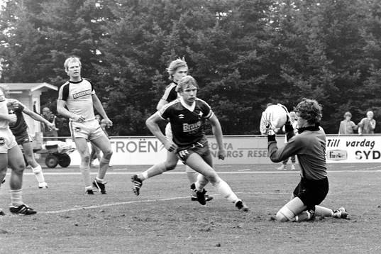 Hässleholms målvakt Bo Lindfors med bollen