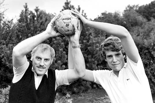 Bengt Lindfors, f.d målvakt i Hässleholms IF med sonen Bo