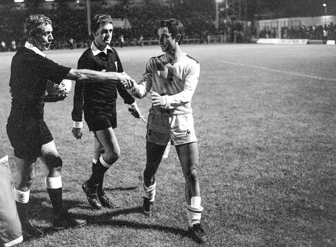 Swansea - Tottenham: Tottenhams Osvaldo Ardiles greets the