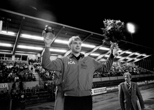 Östers målvakt Thomas Ravelli med Guldbollen