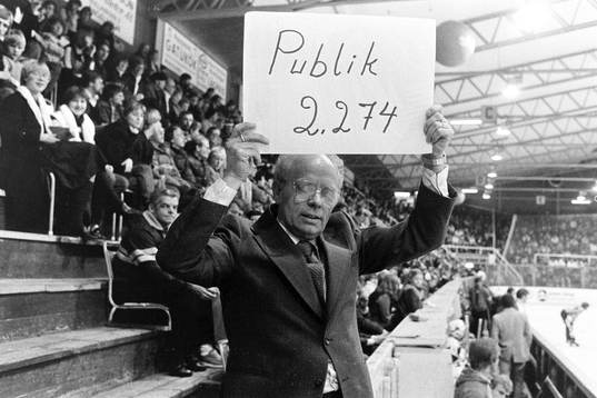 Ordförande Hilmer Persson visar upp dagens publiksiffra