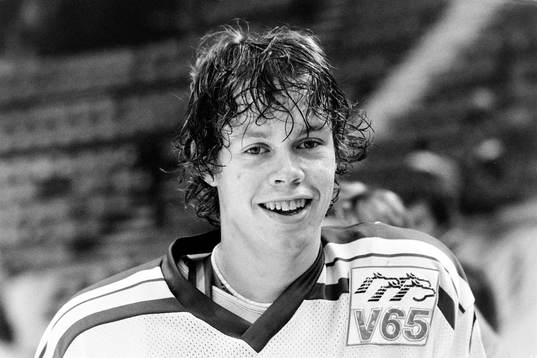 Niklas Holmberg, målvakt i Leksand jublar