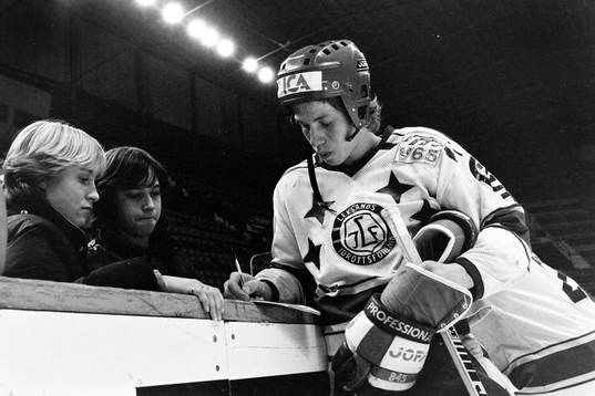 Jonas Bergqvist, Leksand skriver autografer