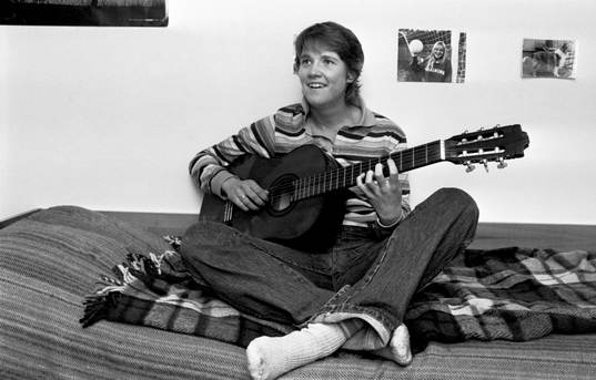 Pia Sundhage med sin gitarr