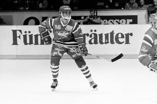 Michael Hjälm, Modo