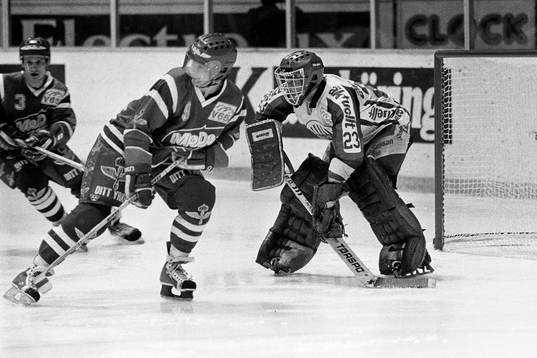 Jerry Lundberg, Modo framför Benny Westblom, målvakt i