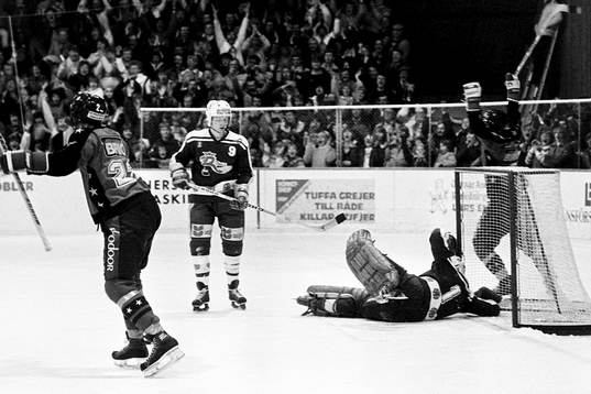 Pucken i mål bakom Kenth Svensson, målvakt i Rögle och