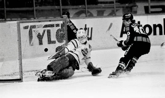 Göte Wälitalo, målvakt, Björklöven och Rolf Edberg, AIK