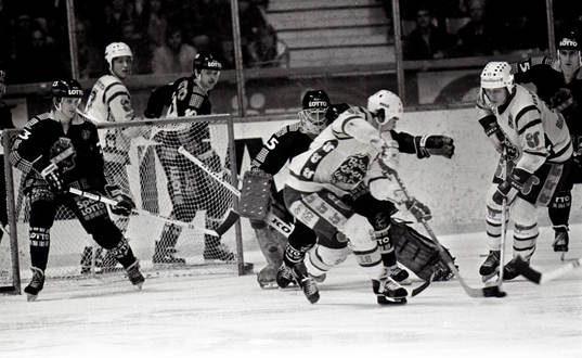 Trångt framför Gunnar Leidborg, AIK, målvakt