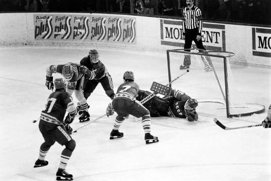 Bläddra bland fler bilder av Ishockey, JEM, Final, Sverige - Sovjet, 5-3