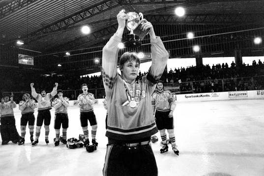 Tomas Lilja, lagkapten med pokalen