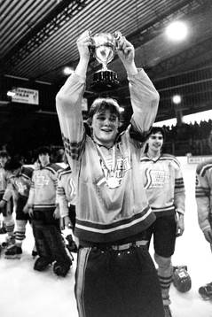 Tomas Lilja, lagkapten med pokalen