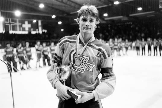 Tomas Lilja, lagkapten med pokalen