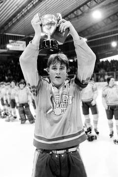 Tomas Lilja, lagkapten med pokalen