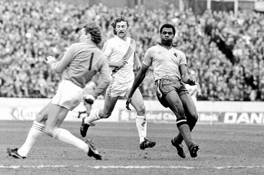 Watfords Luther Blissett and Palace goalkeeper Paul Barron